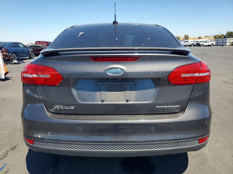60587756 :رقم المزاد ، 1FADP3J26FL275688 vin ، 2015 Ford Focus مزاد بيع
