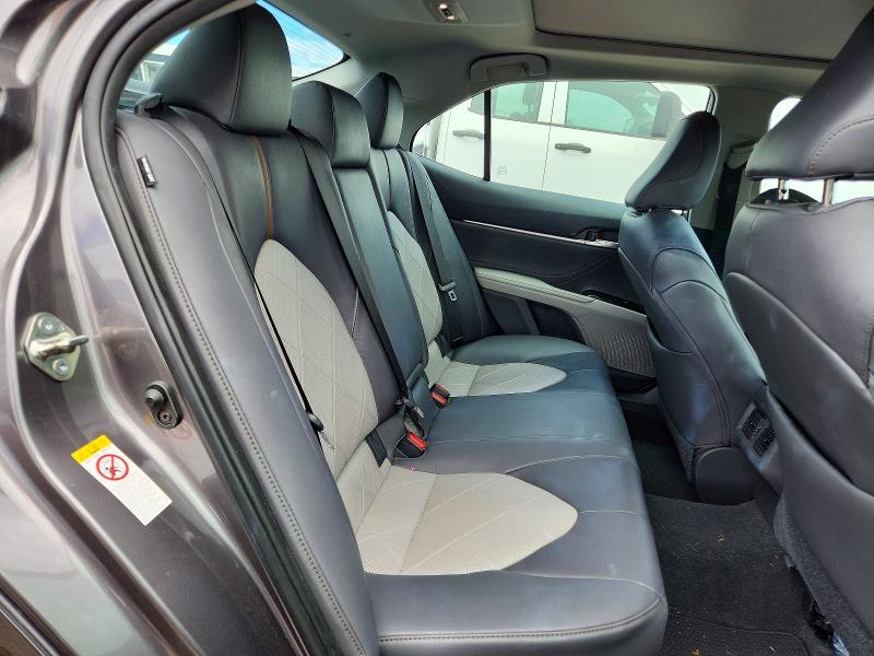 63242816 :رقم المزاد ، 4T1B11HK0JU070556 vin ، 2018 Toyota Camry مزاد بيع