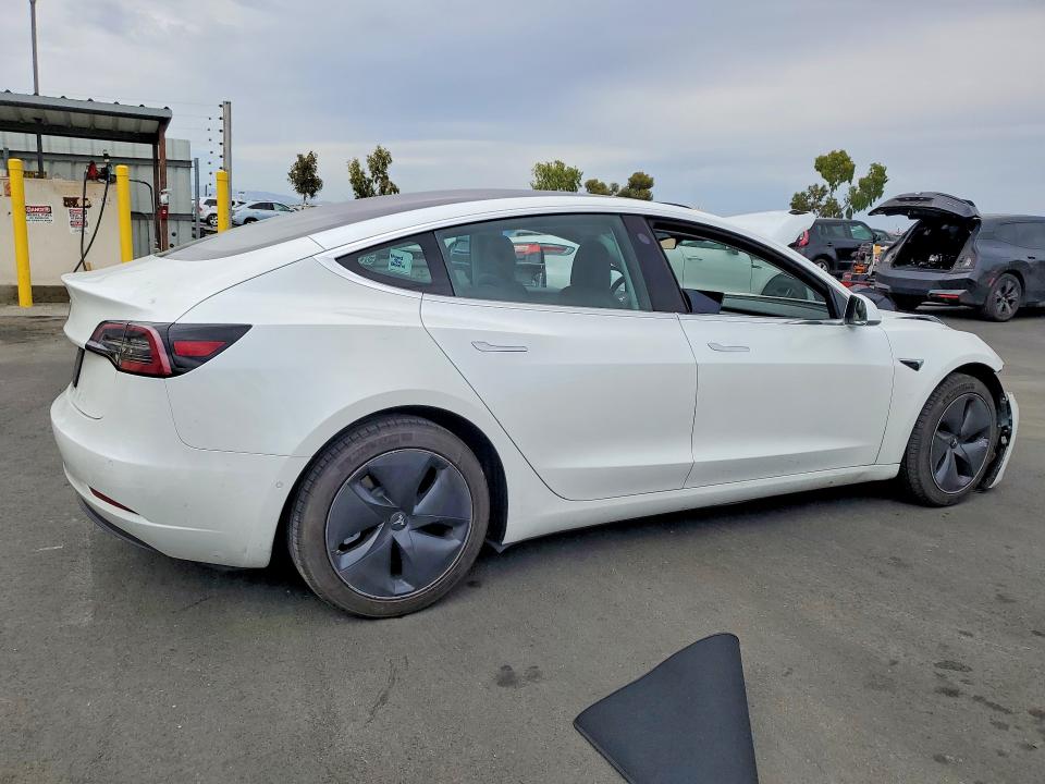 60520796 :رقم المزاد ، 5YJ3E1EA5JF162330 vin ، 2018 Tesla Model 3 مزاد بيع