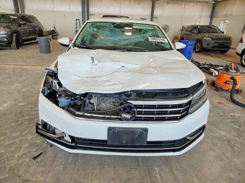 59823746 :رقم المزاد ، 1VWBA7A35JC027294 vin ، 2018 Volkswagen Passat مزاد بيع