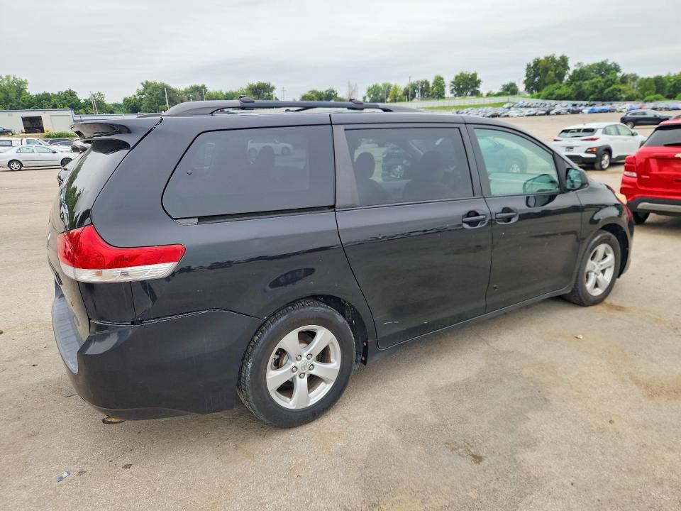 62324566 :رقم المزاد ، 5TDKK3DC8BS066529 vin ، 2011 Toyota Sienna مزاد بيع