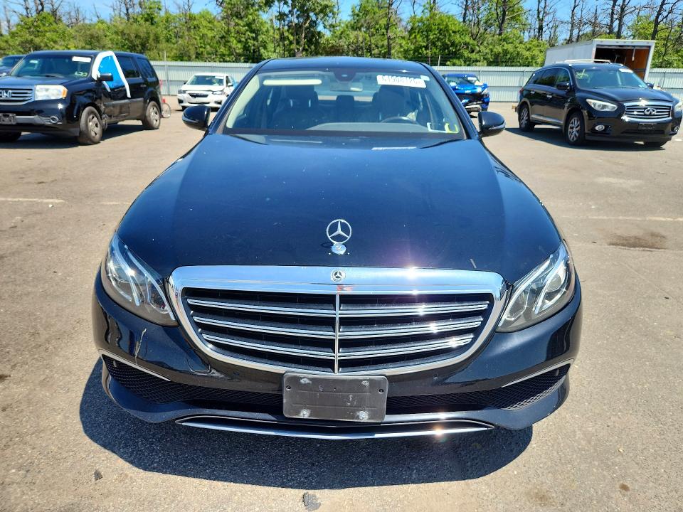 61908126 :رقم المزاد ، WDDZF4KB4JA360255 vin ، 2018 Mercedes-benz E مزاد بيع