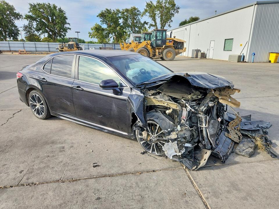 60826466 :رقم المزاد ، 4T1B11HK4JU083939 vin ، 2018 Toyota Camry مزاد بيع