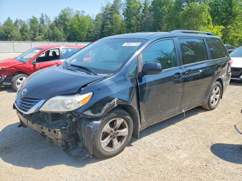 60627116 :رقم المزاد ، 5TDKZ3DC3HS860391 vin ، 2017 Toyota Sienna مزاد بيع