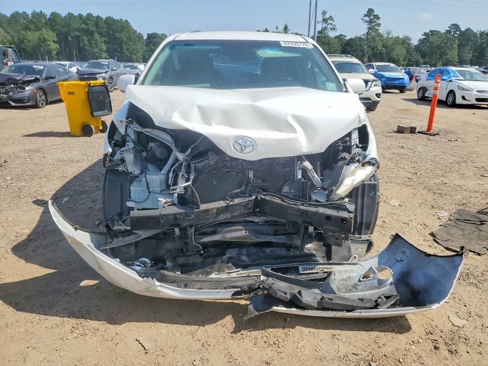 Продажа на аукционе авто 2017 Toyota Sienna, vin: 5TDKZ3DC1HS799543, номер лота: 62939776