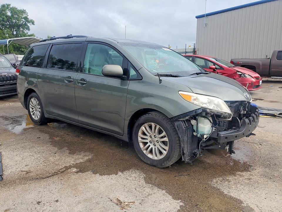 59246106 :رقم المزاد ، 5TDYK3DC8ES437526 vin ، 2014 Toyota Sienna مزاد بيع