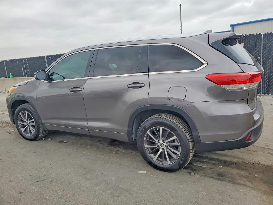 Продаж на аукціоні авто 2018 Toyota Highlander, vin: 5TDKZRFH1JS543095, номер лоту: 62709046