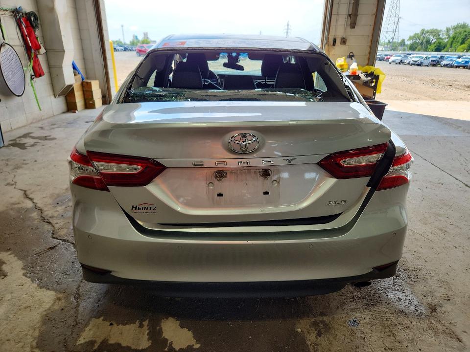 59305456 :رقم المزاد ، 4T1B11HK2JU530428 vin ، 2018 Toyota Camry مزاد بيع