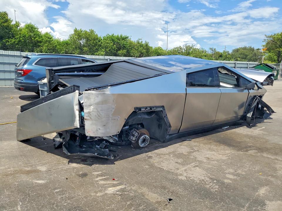 63221046 :رقم المزاد ، 7G2CEHEEXRA038443 vin ، 2024 Tesla Cybertruck مزاد بيع