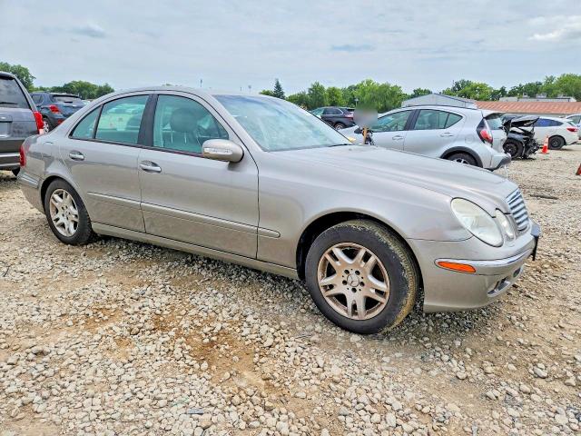 62636776 :رقم المزاد ، WDBUF82JX5X173784 vin ، 2005 Mercedes-benz E مزاد بيع