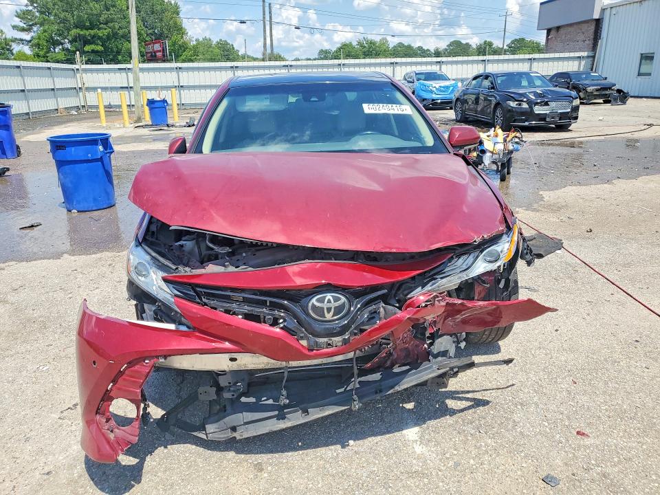 60249416 :رقم المزاد ، 4T1B11HK0JU538835 vin ، 2018 Toyota Camry مزاد بيع
