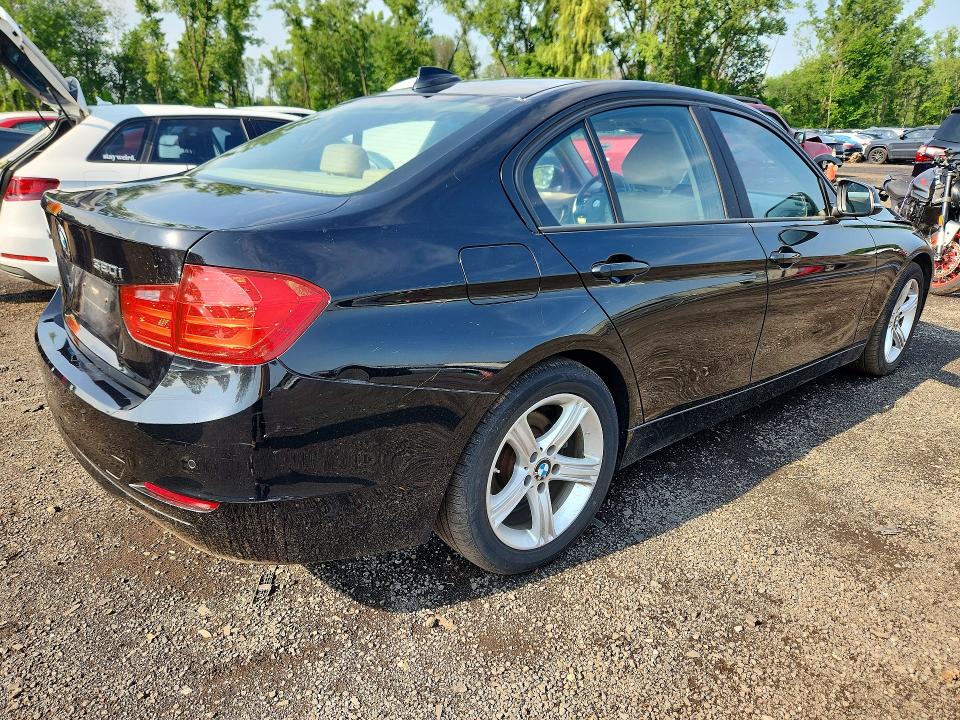 59228266 :رقم المزاد ، WBA3C3C58FK200535 vin ، 2015 Bmw 320 مزاد بيع