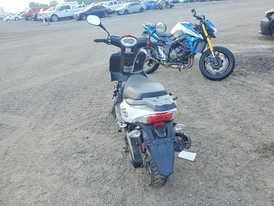 60627856 :رقم المزاد ، RFLDA0518NA004572 vin ، 2022 Cf Moto Scooter مزاد بيع