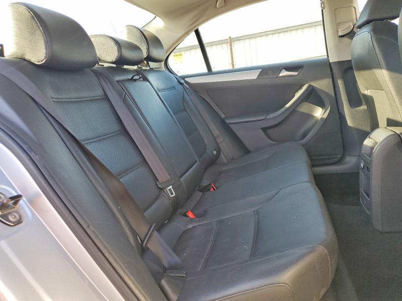 60974976 :رقم المزاد ، 3VWD17AJ4EM241897 vin ، 2014 Volkswagen Jetta مزاد بيع