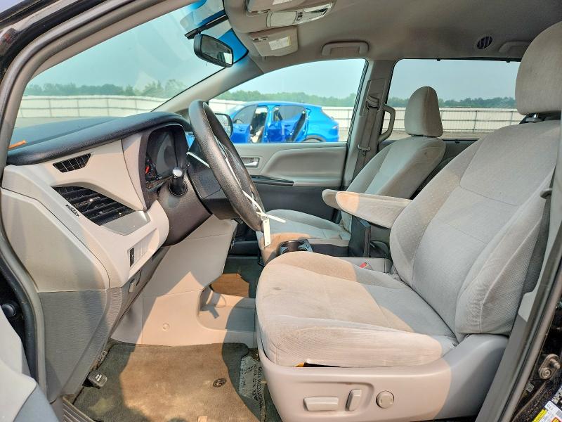 61793976 :رقم المزاد ، 5TDKZ3DC3HS822658 vin ، 2017 Toyota Sienna مزاد بيع