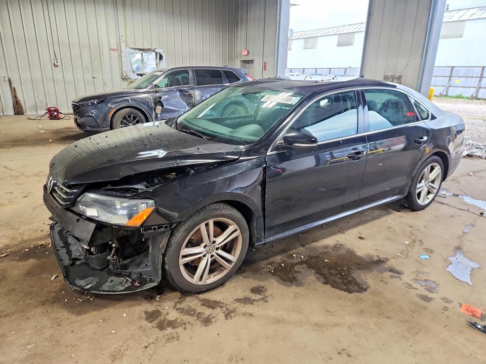 61316116 :رقم المزاد ، 1VWBM7A37CC077043 vin ، 2012 Volkswagen Passat مزاد بيع