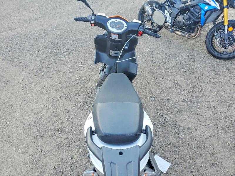60627856 :رقم المزاد ، RFLDA0518NA004572 vin ، 2022 Cf Moto Scooter مزاد بيع