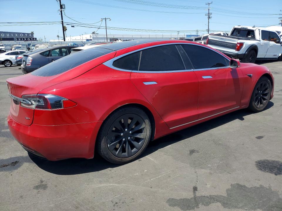 61414956 :رقم المزاد ، 5YJSA1E27JF281321 vin ، 2018 Tesla Model S مزاد بيع