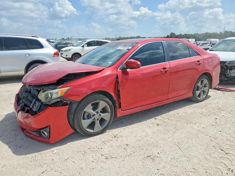 62768526 :رقم المزاد ، 4T1BF1FK2EU819741 vin ، 2014 Toyota Camry مزاد بيع