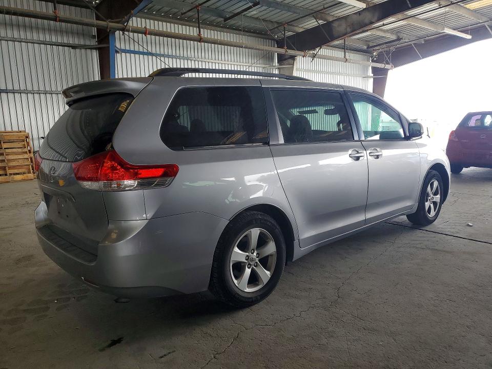 59686796 :رقم المزاد ، 5TDKK3DC6DS381798 vin ، 2013 Toyota Sienna مزاد بيع