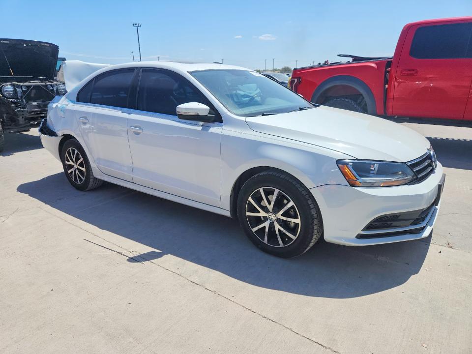 61283486 :رقم المزاد ، 3VWDB7AJ1JM231867 vin ، 2018 Volkswagen Jetta مزاد بيع