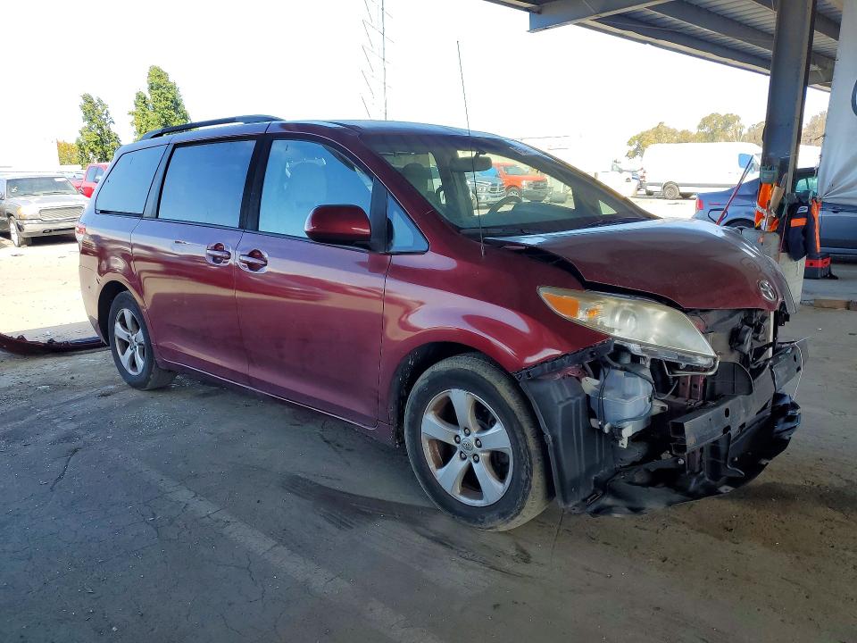 61549146 :رقم المزاد ، 5TDKK3DC3ES526684 vin ، 2014 Toyota Sienna مزاد بيع