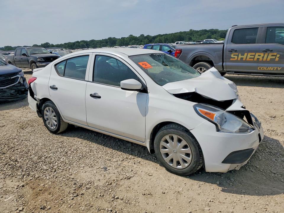 61742206 :رقم المزاد ، 3N1CN7AP4JL843273 vin ، 2018 Nissan Versa مزاد بيع