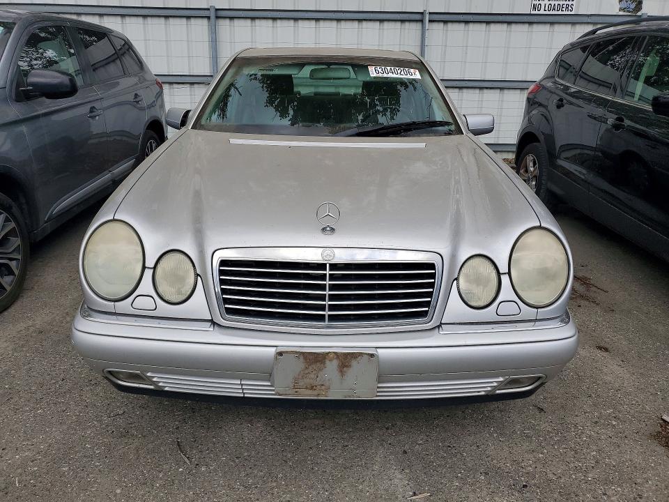 63040206 :رقم المزاد ، WDBJF82H4XX018540 vin ، 1999 Mercedes-benz E مزاد بيع