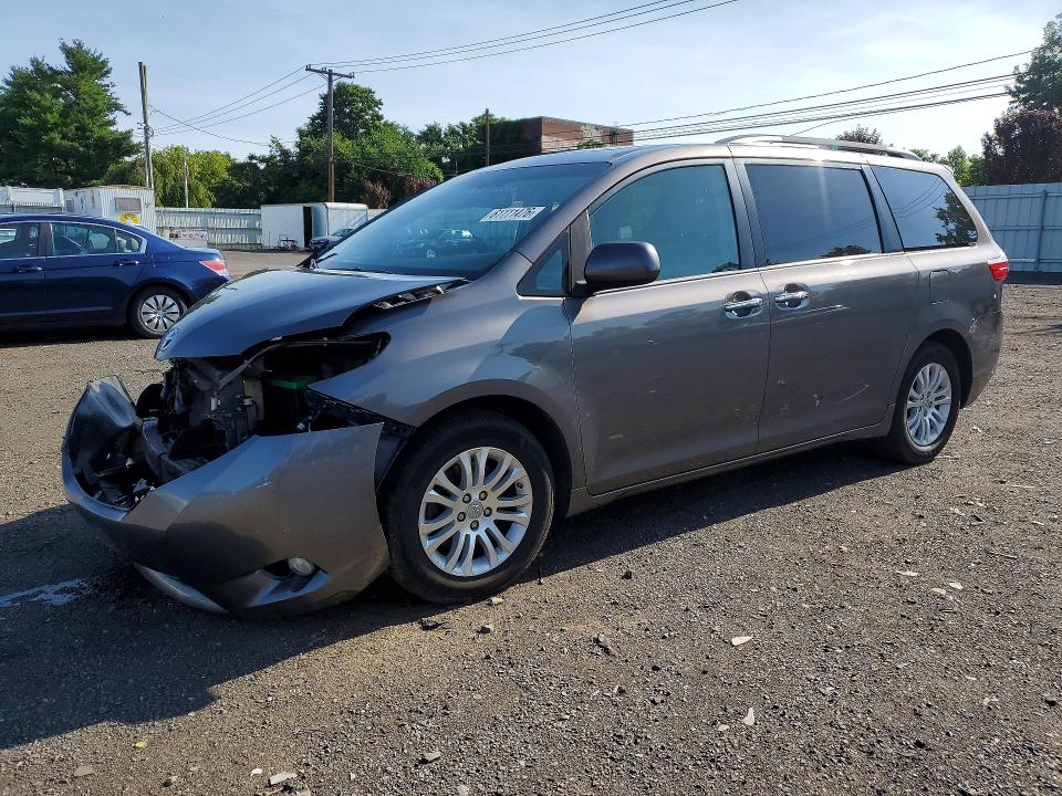 Продаж на аукціоні авто 2017 Toyota Sienna, vin: 5TDYZ3DC5HS813678, номер лоту: 61111476