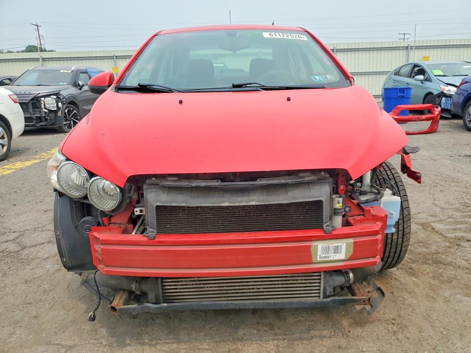 61122526 :رقم المزاد ، 1G1JD5SB5F4216103 vin ، 2015 Chevrolet Sonic مزاد بيع