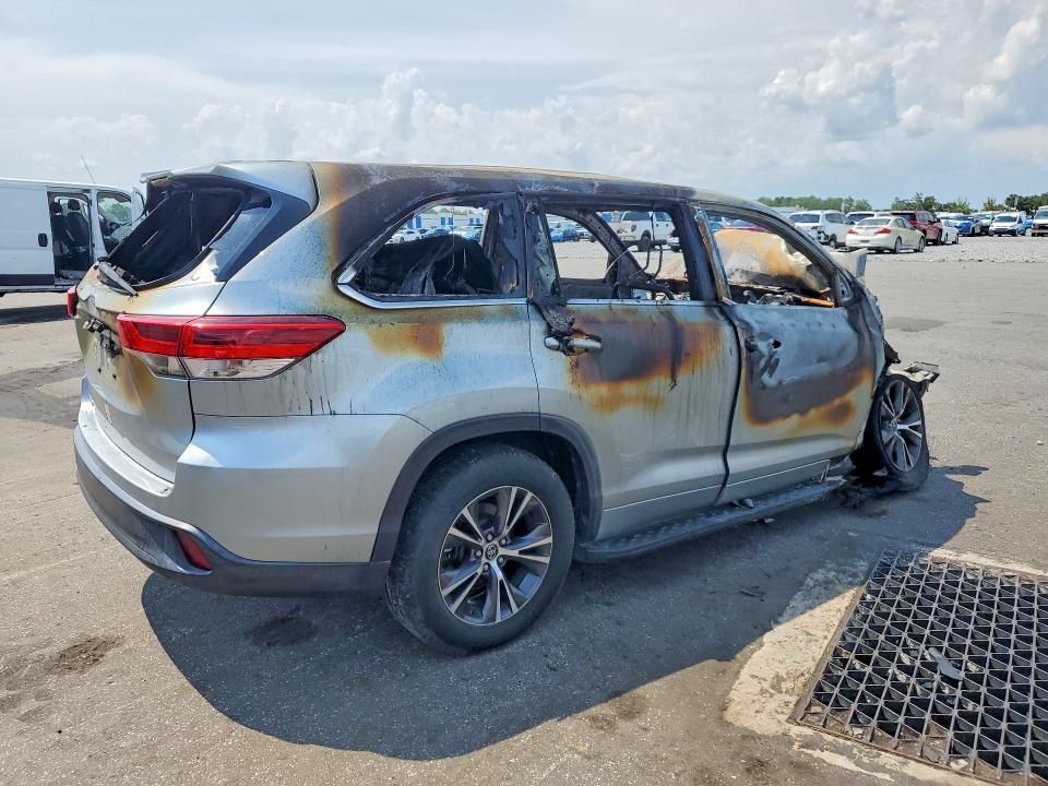 2018 Toyota Highlander მანქანა იყიდება აუქციონზე, vin: 5TDZARFH2JS040696, აუქციონის ნომერი: 63498056