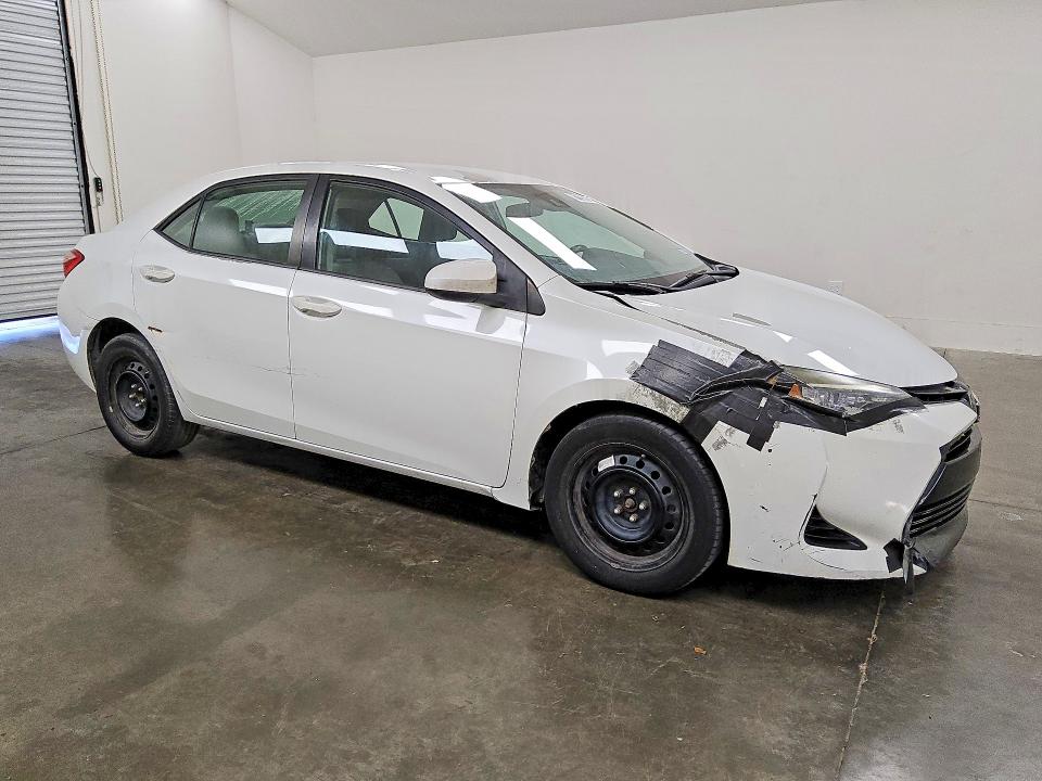61195836 :رقم المزاد ، 5YFBURHE9HP645684 vin ، 2017 Toyota Corolla مزاد بيع