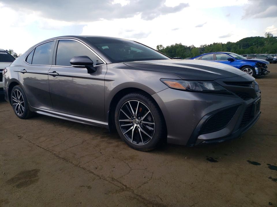 62588586 :رقم المزاد ، 4T1T11AK1MU530018 vin ، 2021 Toyota Camry مزاد بيع