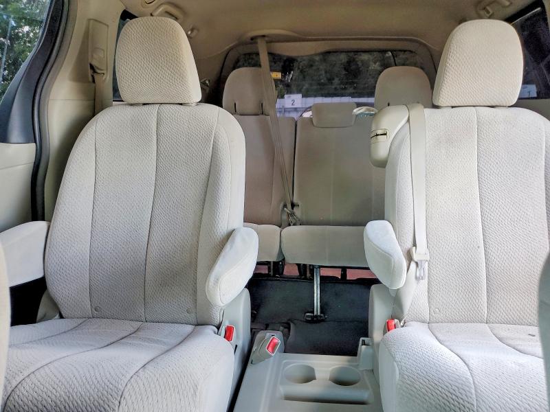 61852916 :رقم المزاد ، 5TDKK3DC2BS070351 vin ، 2011 Toyota Sienna مزاد بيع