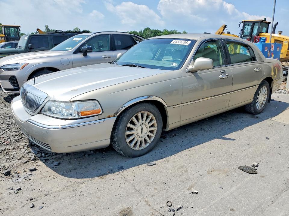 61221836 :رقم المزاد ، 1LNHM81W04Y679666 vin ، 2004 Lincoln Town Car مزاد بيع