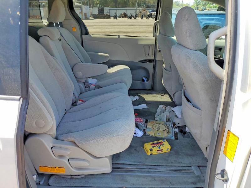 63141186 :رقم المزاد ، 5TDKK3DC4BS049095 vin ، 2011 Toyota Sienna مزاد بيع