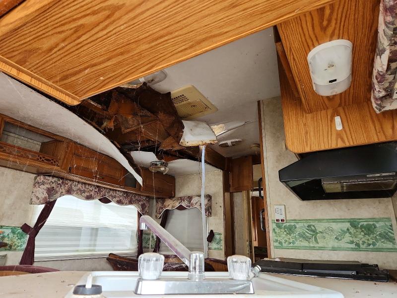 61392376 :رقم المزاد ، 4YDT294235B047944 vin ، 2005 Keystone Rv Trailers مزاد بيع