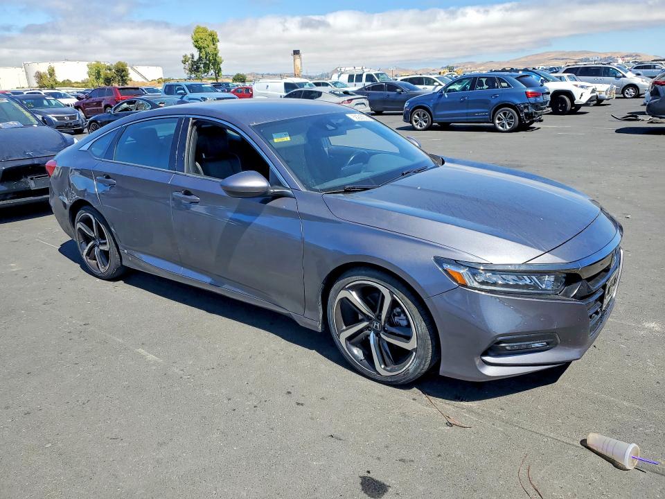59285036 :رقم المزاد ، 1HGCV1F30JA076675 vin ، 2018 Honda Accord مزاد بيع