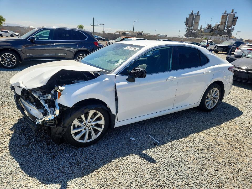 61173556 :رقم المزاد ، 4T1C11AK5NU669991 vin ، 2022 Toyota Camry مزاد بيع