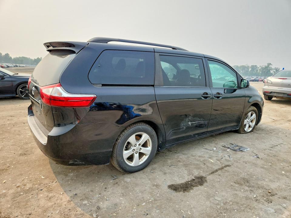 61793976 :رقم المزاد ، 5TDKZ3DC3HS822658 vin ، 2017 Toyota Sienna مزاد بيع