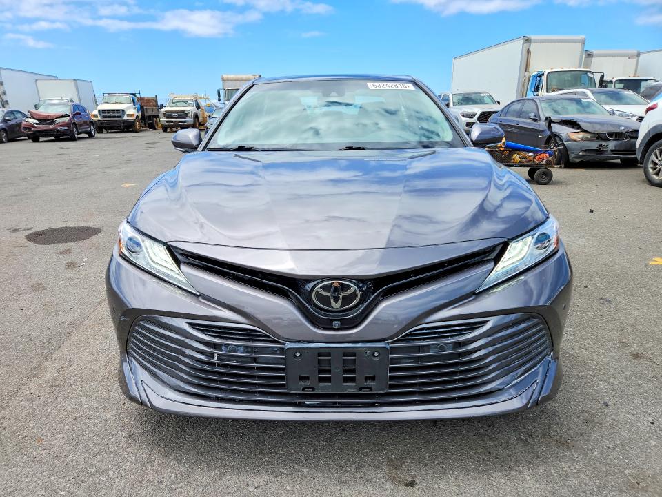 63242816 :رقم المزاد ، 4T1B11HK0JU070556 vin ، 2018 Toyota Camry مزاد بيع