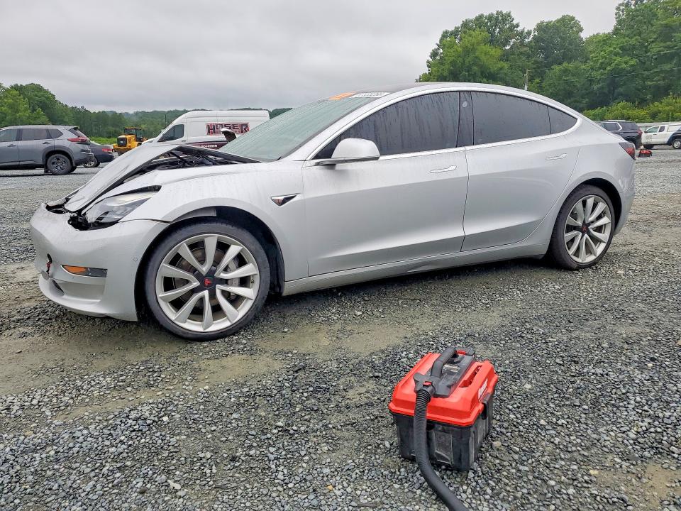 62535266 :رقم المزاد ، 5YJ3E1EA3JF050013 vin ، 2018 Tesla Model 3 مزاد بيع