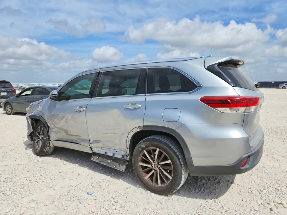 2018 Toyota Highlander მანქანა იყიდება აუქციონზე, vin: 5TDKZRFH9JS543393, აუქციონის ნომერი: 59800236