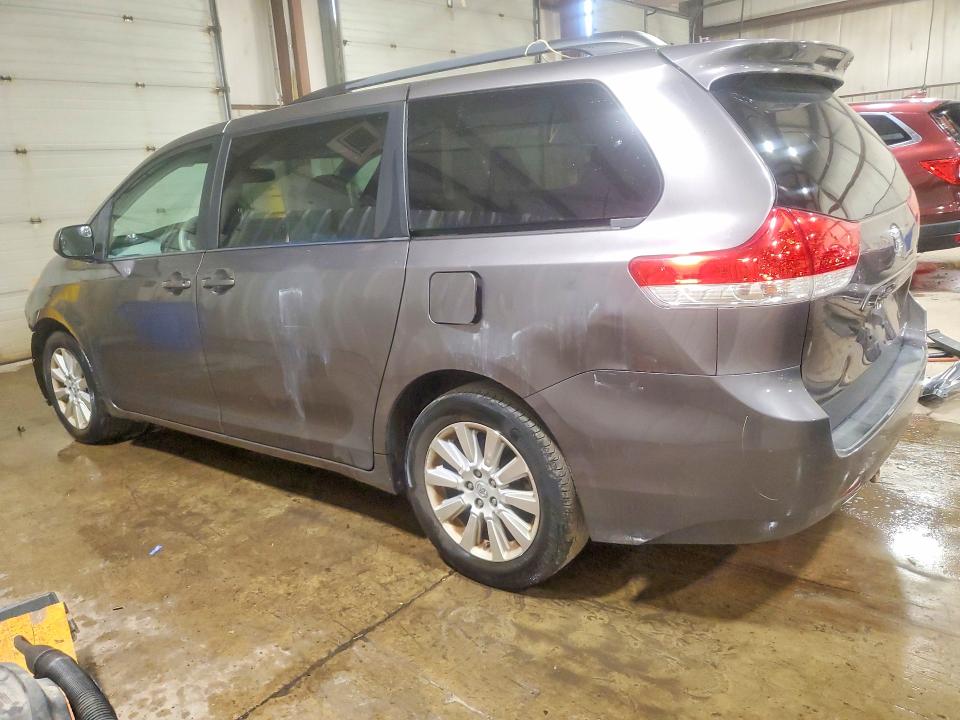 60690006 :رقم المزاد ، 5TDJK3DC8DS069719 vin ، 2013 Toyota Sienna مزاد بيع