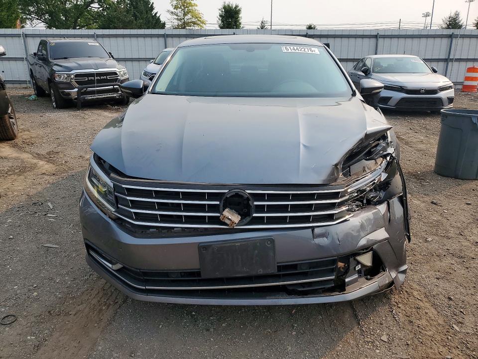 61442276 :رقم المزاد ، 1VWGT7A35HC081267 vin ، 2017 Volkswagen Passat مزاد بيع