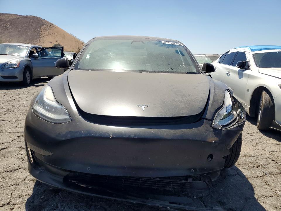 62893216 :رقم المزاد ، 5YJ3E1EB6JF055120 vin ، 2018 Tesla Model 3 مزاد بيع