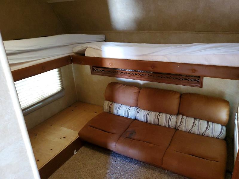 60432736 :رقم المزاد ، 4X4FWCH25CV025705 vin ، 2012 Forest River Wildcat 40' مزاد بيع