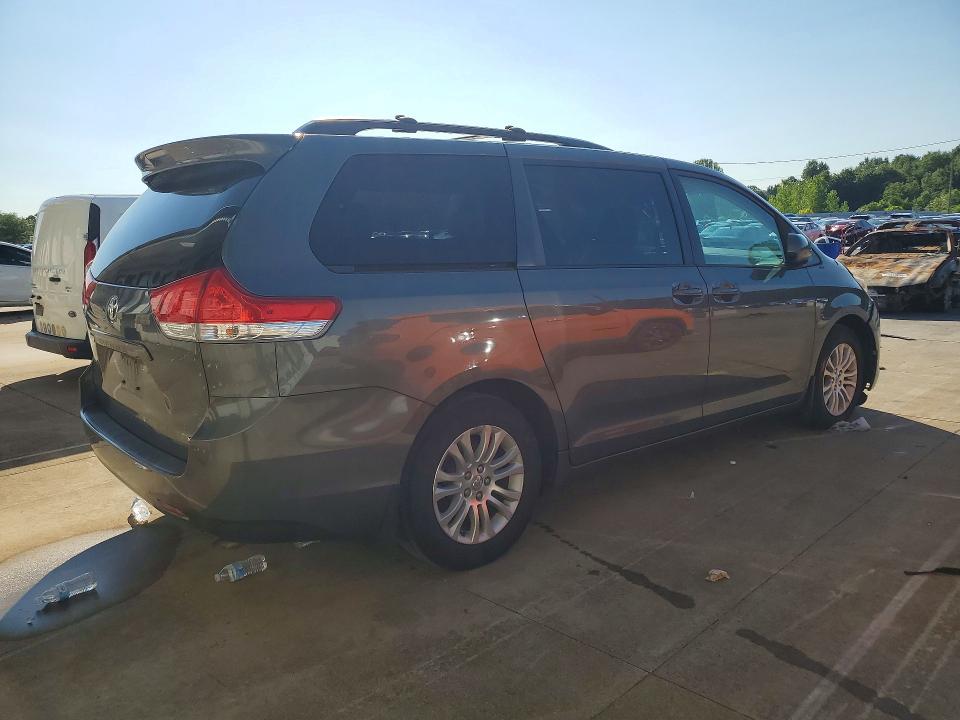 61979986 :رقم المزاد ، 5TDYK3DC3ES427082 vin ، 2014 Toyota Sienna مزاد بيع