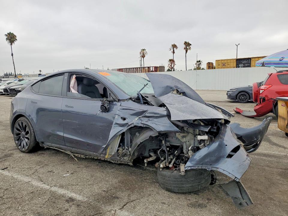 59627316 :رقم المزاد ، 7SAYGDEFXNF551647 vin ، 2022 Tesla Model Y مزاد بيع