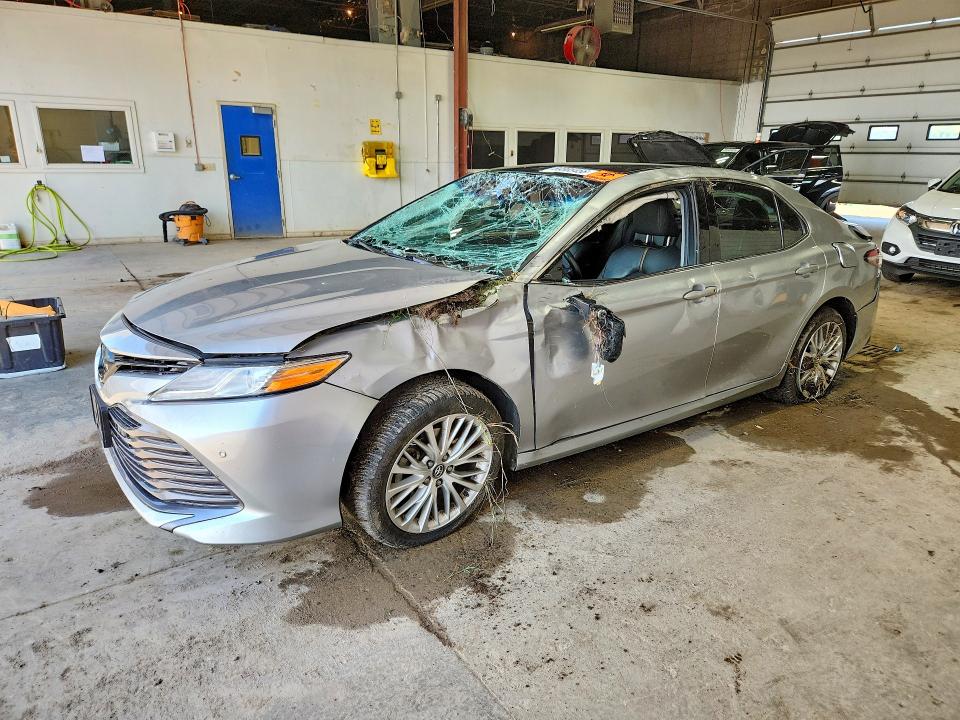 59305456 :رقم المزاد ، 4T1B11HK2JU530428 vin ، 2018 Toyota Camry مزاد بيع